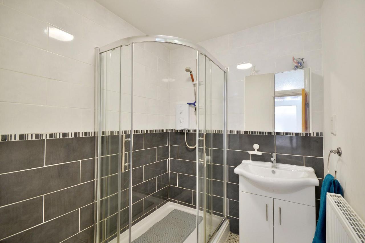 Ground Floor Apartment Up To 6 Guests With Games Chill Out Room Scarborough Exterior photo